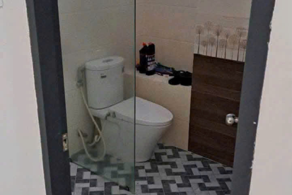 BÁN NHÀ MỚI ĐẸP 3 TẦNG 1 TUM MẶT TIỀN ĐƯỜNG LAM SƠN TRUNG TÂM NHA TRANG – KHU BÀN CỜ SẦM UẤT NỔI TIẾNG CÓ 4 PHÒNG NGỦ 4WC BAN CÔNG SÂN THƯỢNG THOÁNG MÁT GIÁ 9 TỶ