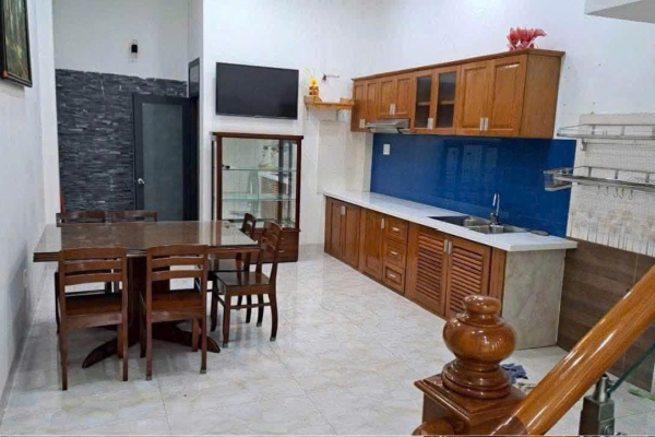 BÁN NHÀ MỚI ĐẸP 3 TẦNG 1 TUM MẶT TIỀN ĐƯỜNG LAM SƠN TRUNG TÂM NHA TRANG – KHU BÀN CỜ SẦM UẤT NỔI TIẾNG CÓ 4 PHÒNG NGỦ 4WC BAN CÔNG SÂN THƯỢNG THOÁNG MÁT GIÁ 9 TỶ