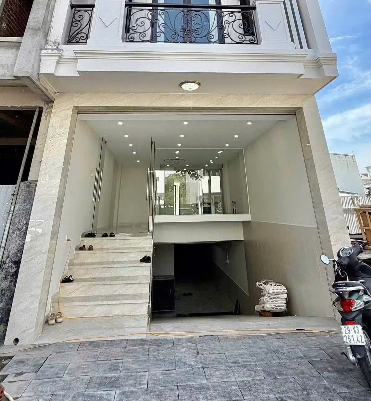 CHO THU&Ecirc; MẶT BẰNG TẦNG TRỆT MẶT TIỀN ĐƯỜNG TH&Iacute;CH QUẢNG ĐỨC KHU Đ&Ocirc; THỊ H&Agrave; QUANG 1 NHA TRANG &ndash; DIỆN T&Iacute;CH 110M&sup2; NGANG 5M C&Oacute; HẦM ĐỂ XE GI&Aacute; 18 TRIỆU