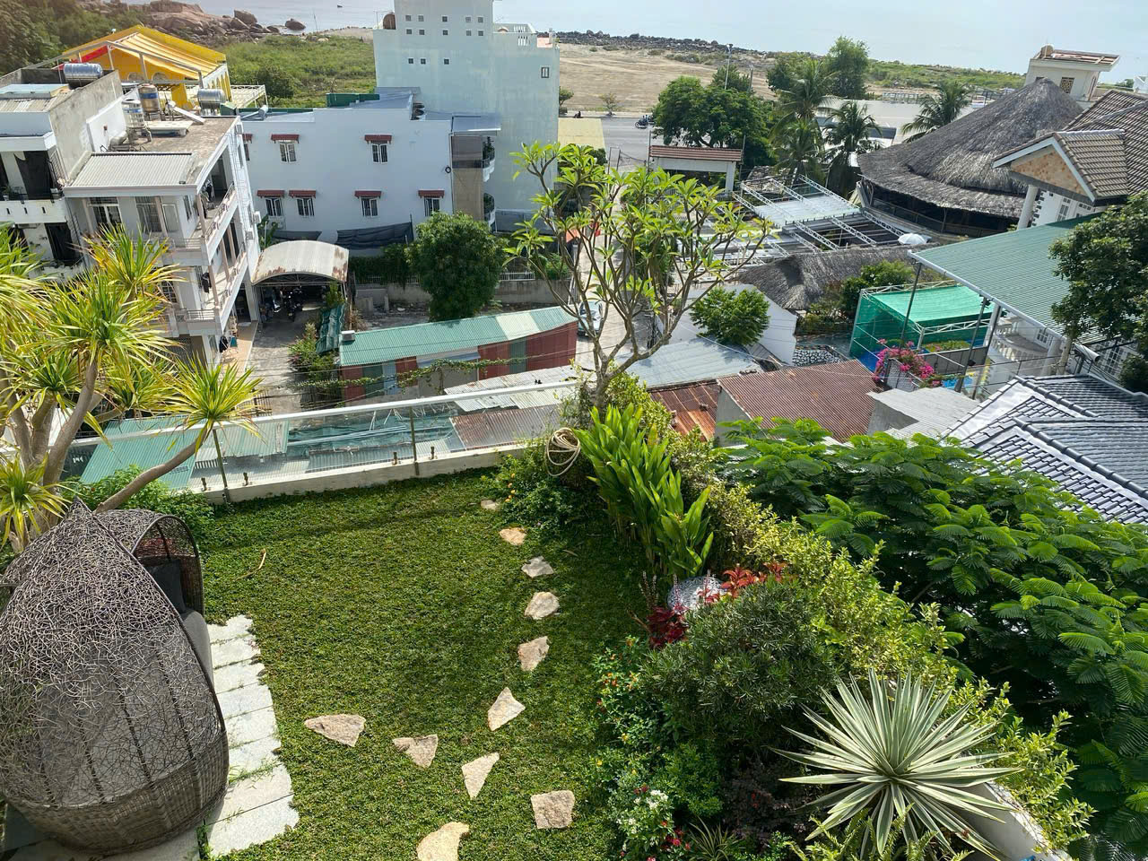 B&aacute;n biệt thự 4 tầng 2 mặt tiền view biển H&ograve;n Chồng Nha Trang &ndash; 311m&sup2;, ngang 9,7m, d&ograve;ng tiền 70 triệu/th&aacute;ng
