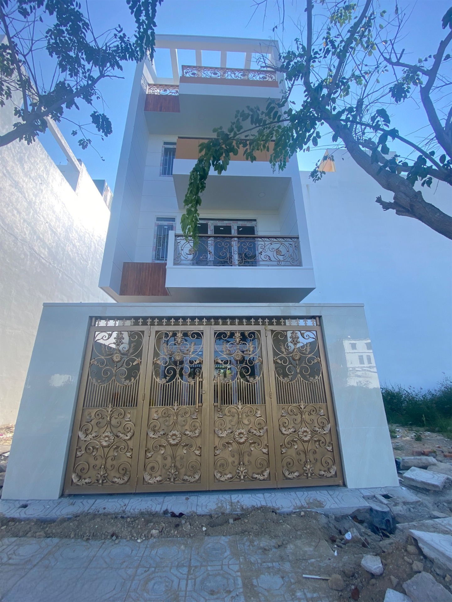CHO THU&Ecirc; NH&Agrave; NGUY&Ecirc;N CĂN 4 TẦNG MỚI X&Acirc;Y KHU VCN PHƯỚC LONG NHA TRANG &ndash; DIỆN T&Iacute;CH SỬ DỤNG LỚN 400M&sup2; &ndash; ĐƯỜNG RỘNG 13M TIỆN L&Agrave;M VĂN PH&Ograve;NG GI&Aacute; 15 TRIỆU