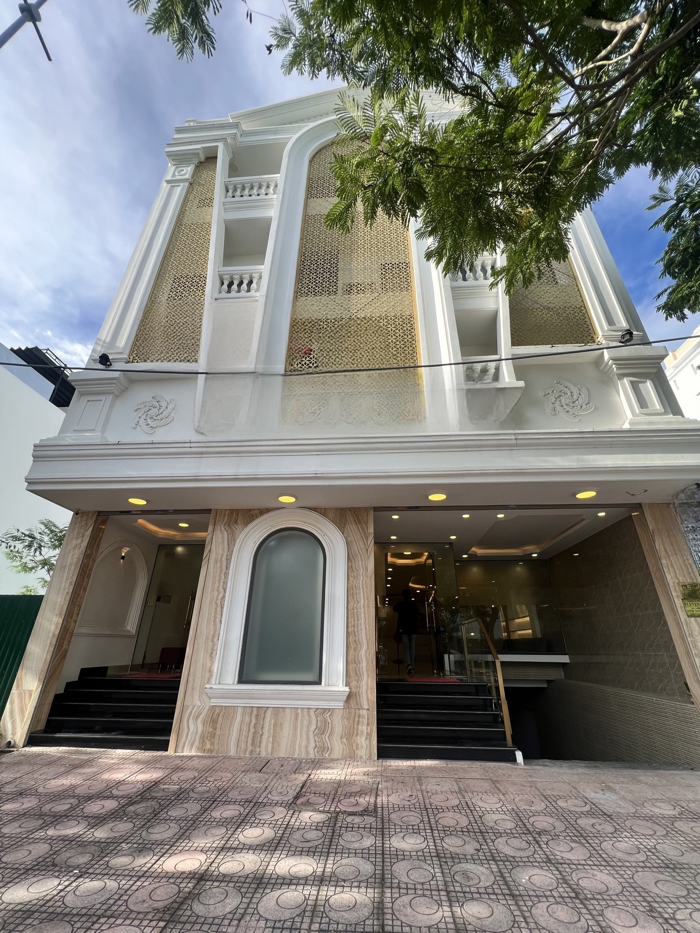 CHO THU&Ecirc; T&Ograve;A NH&Agrave; KINH DOANH SI&Ecirc;U RỘNG 15 PH&Ograve;NG C&Oacute; HẦM MẶT TIỀN ĐƯỜNG KHU Đ&Ocirc; THỊ H&Agrave; QUANG 2 NHA TRANG &ndash; DIỆN T&Iacute;CH S&Agrave;N 235M&sup2; NGANG 10M GI&Aacute; 100 TRIỆU