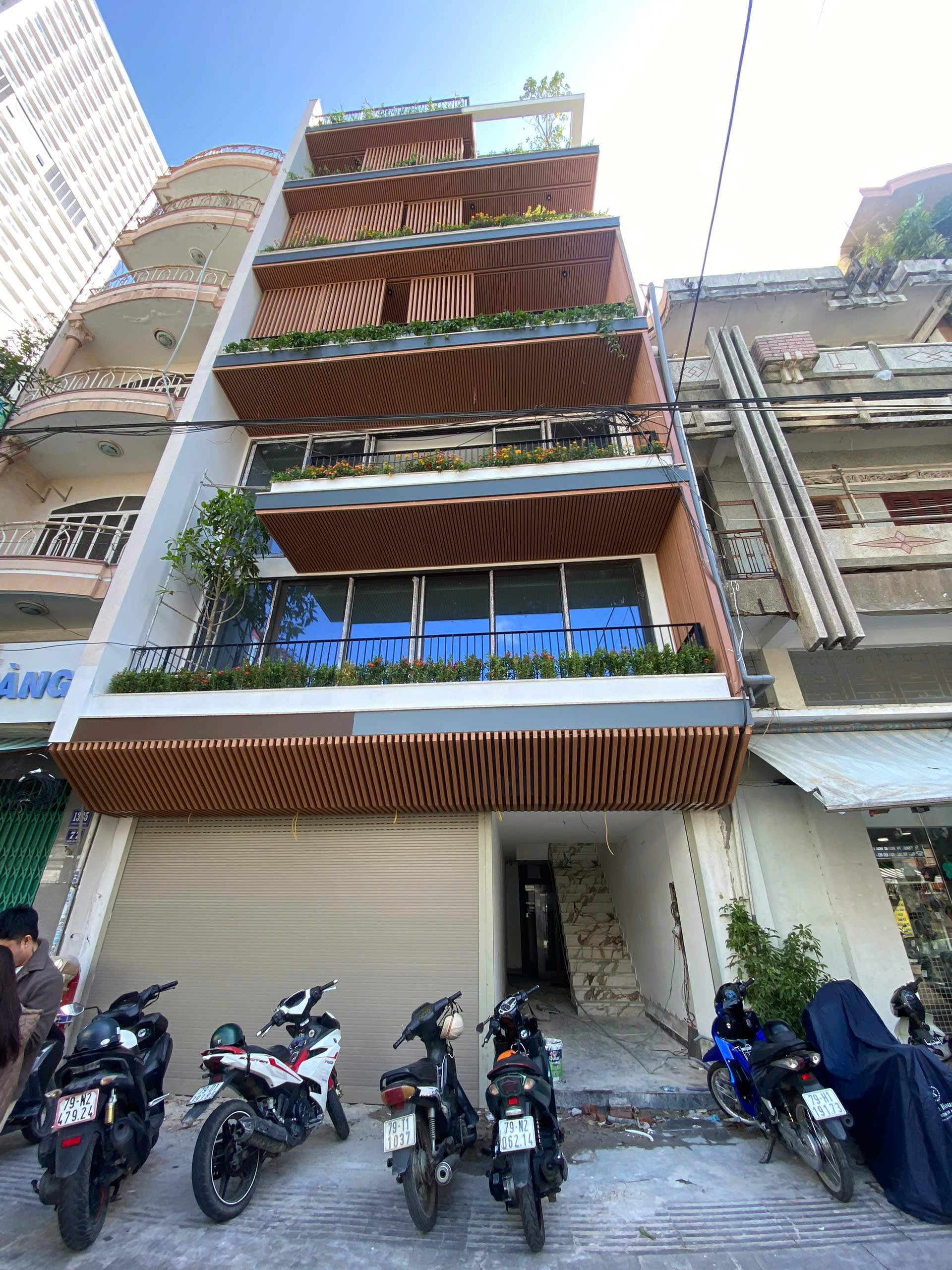 CHO THU&Ecirc; MẶT BẰNG 3 TẦNG MỚI TOONG MẶT TIỀN TRUNG T&Acirc;M PHƯỜNG LỘC THỌ NHA TRANG &ndash; C&Oacute; THANG M&Aacute;Y ĐIỀU H&Ograve;A &Acirc;M TRẦN &ndash; NGANG RỘNG L&Yacute; TƯỞNG 7.3M GI&Aacute; 75 TRIỆU