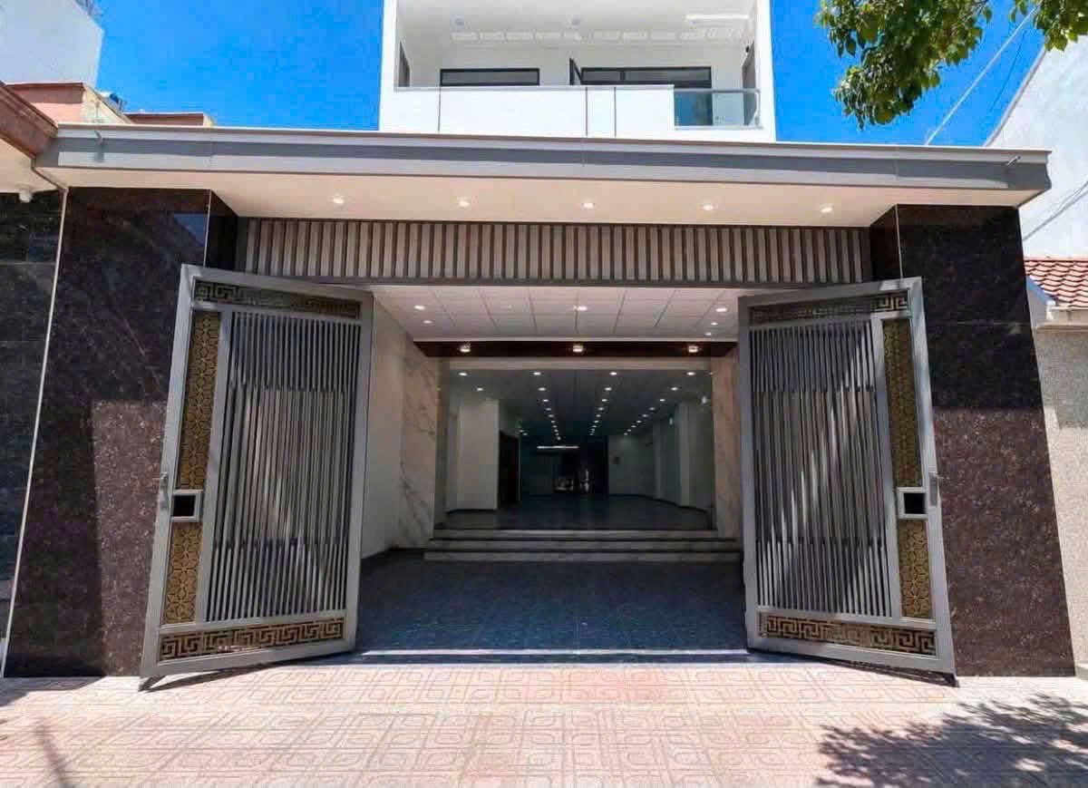 CHO THU&Ecirc; T&Ograve;A NH&Agrave; 4 TẦNG MẶT TIỀN ĐƯỜNG ĐIỆN BI&Ecirc;N PHỦ NHA TRANG &ndash; C&Aacute;CH BIỂN 300M C&Oacute; THANG M&Aacute;Y &ndash; DIỆN T&Iacute;CH 210M&sup2; NGANG 7.6M GI&Aacute; 55 TRIỆU
